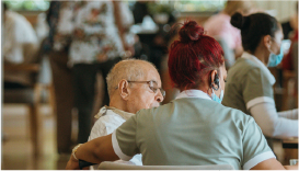 Adultos mayores en actividad grupal